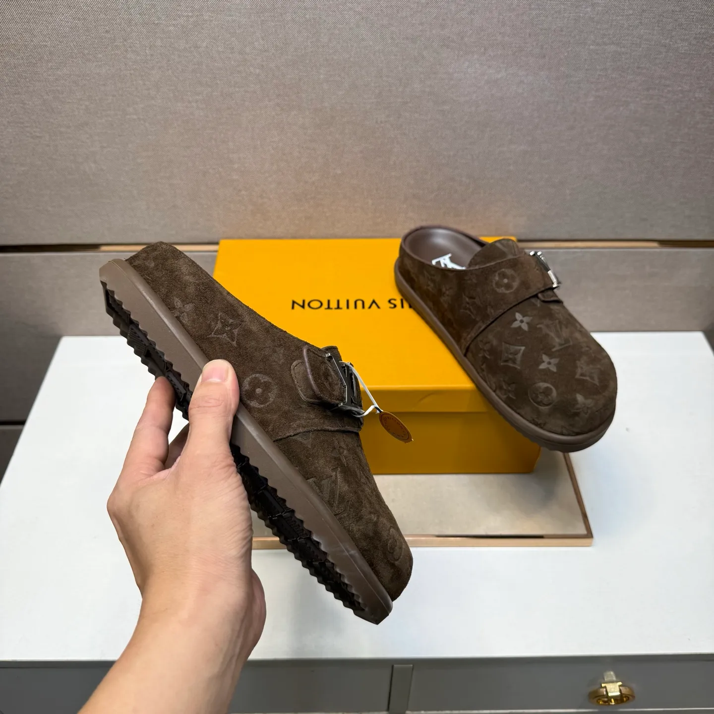 Men's men's shoes 💰pp540 [LV～] Men's casual half slippers 2025z cabinet sales simultaneously 🔶Size: 39-44 #️⃣ 🔷4 colors🔜The upper is made of multi-material splicing ➕Genuine leather lining, comfortable and breathable, sole: original comfortable and wear-resistant outsole, ⚠️Real thing📱Photographed🎬The real thing is better📢📢📢